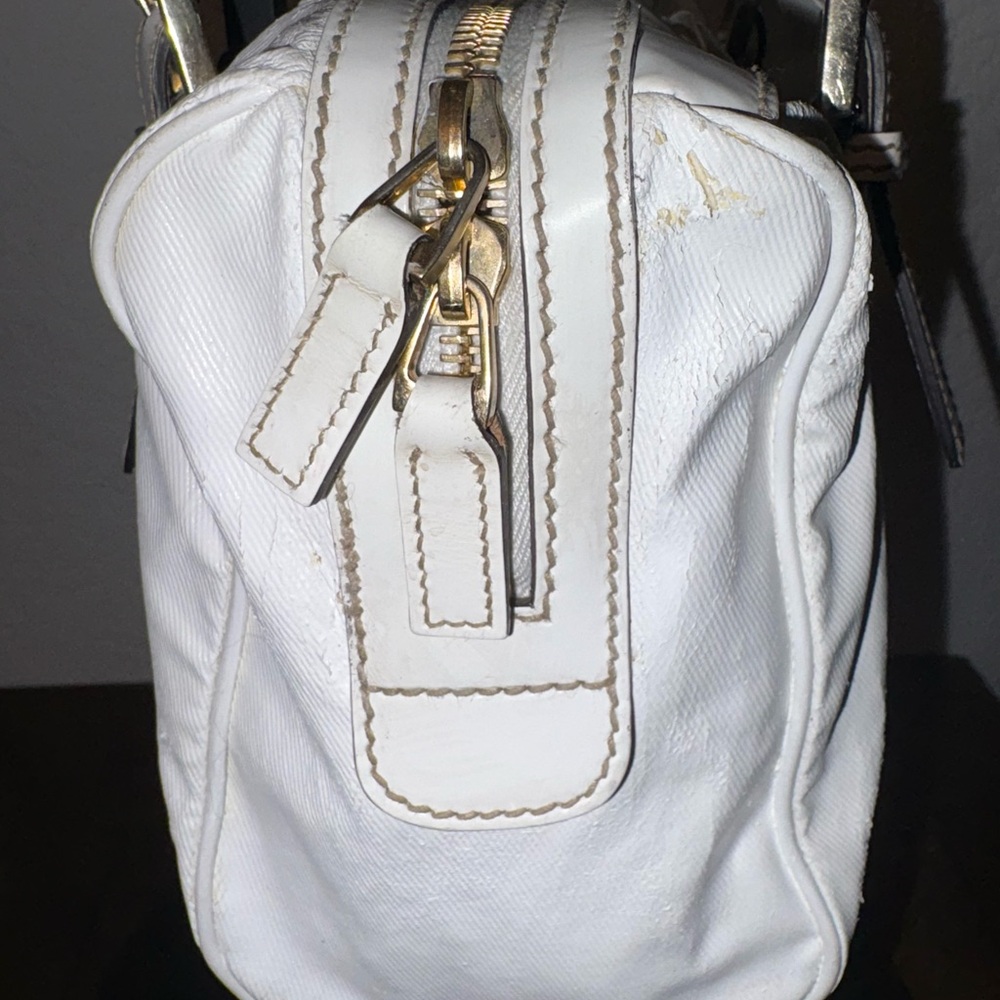 SOLD UNLISTED. Gucci Sherri Line White Leather Tote with Red and Gold Emblem - Picture 6 of 12